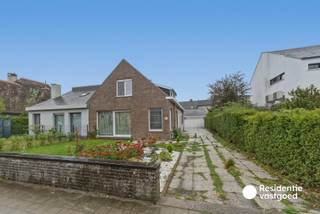 Op een vlot bereikbare ligging nabij de Elisabethlaan in Oostende bevindt zich deze ruime halfopen woning op een perceel van 448 m². Met een bruikbare vloeroppervlakte van ca. 180 m², een aangename tuin en een ruime garage biedt deze woning heel wat mogelijkheden voor wie op zoek is naar ruimte op een centrale ligging.<br /><br />Op het gelijkvloers omvat de woning een inkomhal, ruime leefruimte met veel lichtinval, een grote keuken met eetplaats, wasplaats met toilet en toegang tot een praktische kelder. Verder is er een aangename tuin met zongericht terras. De ruime garage van ca. 31 m² vormt een bijkomende troef.<br /><br />Op de eerste verdieping bevinden zich een ruime nachthal, twee bijzonder grote slaapkamers en een badkamer met ligbad, toilet en lavabomeubel. Extra stockageruimte is eveneens aanwezig.<br /><br />De woning beschikt over centrale verwarming op aardgas met condenserende ketel en verder werden de ramen al vernieuwd, elektriciteit en de waterleidingen.<br /><br />Benieuwd naar deze ruime gezinswoning met veel potentieel, gelegen op een mooi perceel en met een uitstekende bereikbaarheid?<br /><br />Bel ons op het nummer 059/250 590 om uw bezoek vast te leggen!