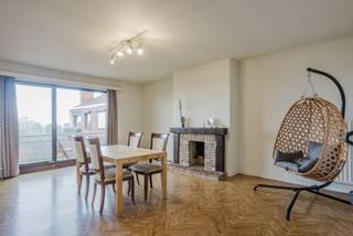Dit lichtrijke appartement van 94 m² is gelegen op de derde verdieping, het is een ideale plek voor wie op zoek is naar een appartement met veel licht en aangename vergezichten met leuke extraatje van de ondergaande dagelijkse de ondergaande zon.<br /><br />Een extra troef is het gunstige EPC-label B, in combinatie met een conforme elektrische keuring.<br /><br />Bij het binnenkomen word je verwelkomd in de inkomhal, die toegang biedt tot de leefruimte. Aansluitend bevinden zich de keuken en een praktische wasberging, wat zorgt voor een aangename en functionele indeling van het appartement.<br /><br />Aan de oostzijde van het appartement bevinden zich twee ruime slaapkamers. Centraal in het appartement ligt de badkamer, die vlot bereikbaar is vanuit de verschillende ruimtes.<br /><br />Het appartement beschikt ook nog over een privatieve kelderberging. Daarnaast is er een gemeenschappelijke fietsenstalling aanwezig, waar je je fiets gemakkelijk en veilig kunt plaatsen.<br /><br />Ook parkeren is hier geen probleem: voor het appartementsgebouw is er voldoende gratis parkeergelegenheid. Bovendien bevindt zich op de parking een publieke laadpaal voor elektrische wagens.<br /><br />Waarom net dit aanbod overwegen?<br /><br />✔ verzicht en westelijke oriëntatie<br />✔ veel lichtinval<br />✔ EPC B<br />✔ conforme elektriciteit<br />✔ 2 ruime slaapkamers<br />✔ kelderberging<br />✔ gem. fietsenstalling<br />✔ publieke laadpaal voor appartementsgebouw<br /><br />Interesse, bel 0486 05 88 88<br />Attesten & documenten: www.nestr.be