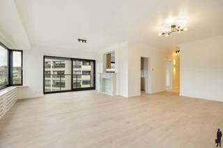 Op een toplocatie in het centrum van Sint-Niklaas bevindt zich dit smaakvol vernieuwde appartement, gelegen op de derde verdieping van een verzorgd residentieel gebouw met lift. Vanuit de leefruimte geniet u van een prachtig open uitzicht op de recent heraangelegde Grote Markt.<br /><br />Het appartement onderging een totaalrenovatie waarbij comfort, kwaliteit en een moderne afwerking centraal stonden. Nieuwe vloeren, een frisse en tijdloze inrichting, een volledig uitgeruste keuken en een hedendaagse badkamer zorgen ervoor dat u hier onmiddellijk kunt intrekken zonder bijkomende werken.<br /><br />Indeling:<br /><br />- Ruime en lichtrijke woonkamer met uniek zicht op de markt<br />- Moderne, volledig ingerichte keuken<br />- Twee volwaardige slaapkamers<br />- Stijlvolle badkamer<br />- Apart gastentoilet<br />- Handige berging<br />- Aangenaam terras<br /><br />Dankzij de doordachte indeling en de kwalitatieve afwerking biedt dit appartement een comfortabel en praktisch woongevoel, ideaal voor wie centraal wil wonen met alle voorzieningen binnen handbereik.<br /><br />Extra troeven:<br />- EPC label B <br />- Elektriciteit conform <br />- Lift aanwezig in het gebouw<br />- Centrale ligging in hartje Sint-Niklaas<br />- Winkels, horeca, openbaar vervoer en recreatie op wandelafstand<br />- Uniek uitzicht over de Grote Markt<br /><br />Een ideale opportuniteit voor eigen bewoning of als investering op een absolute topligging. Graag een bezoek? Contacteer ons via Waasland@deboerenpartners.be of bel naar 03 377.55.00
