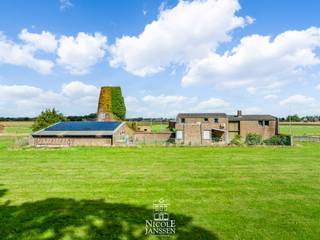Dit authentieke landhuis met een stukje geschiedenis en een prachtige molen ademt charme en karakter. Het ligt op een ruim perceel van meer dan 1 hectare en biedt vier slaapkamers, een bijbouw met extra woonruimte, een dubbele inpandige garage en een stalgebouw.<br /> Een unieke plek voor paarden- en dierenliefhebbers die dromen van ruimte, rust en landelijk wonen.<br />Deze eigendom, gelegen op Heilderveld 13 in Dilsen, ligt in een mooie, groene en rustige omgeving. U woont hier landelijk, omringd door natuur en open ruimte, met veel privacy en een heerlijk gevoel van rust. Tegelijk bent u dicht bij winkels, scholen en invalswegen, zodat u kunt genieten van de rust van het buitenleven met het gemak van een vlotte bereikbaarheid.<br /><br />=> Gelijkvloers<br />- Ruime inkomhal met gastentoilet en lavabo, extra ruimte die perfect dienst kan doen als vestiaireruimte, bureau of werkhoek<br />- De keuken is praktisch ingedeeld en heeft voldoende kastruimte<br />- De keuken heeft een directe verbinding met de leefruimte<br />- Handige bijkeuken met aansluitende eetruimte<br />- Gezellige leefruimte met mooi zicht op de tuin<br />- De hoge plafonds en grote ramen zorgen voor veel licht en een ruimtelijk gevoel <br />- Aparte, knusse zithoek om te ontspannen<br />- Praktische berging met douche, toegankelijk via de keuken en een afzonderlijke ingang langs de zijkant van de woning<br />- De woning beschikt tevens over een dubbele inpandige garage, ook te bereiken via de inkomhal <br /><br />=> Aanbouw <br />- Recente ruimte aanbouw op het gelijkvloers met zitruimte, slaapkamer en badkamer, ideaal als zorgwoning of gastenverblijf<br />- Deze ruimte is rolstoelvriendelijk en maakt gelijkvloers wonen mogelijk<br />- Zowel in de woonkamer als in het bijgebouw is airconditioning aanwezig<br /><br />=> Verdieping<br />- Overloop met zicht op de woonkamer en toegang tot de verschillende kamers<br />- Eerste slaapkamer met enkele lavabo<br />- Tweede slaapkamer<br /> - Ruime, derde slaapkamer met ingebouwde kastenwand<br />- Vierde slaapkamer met tegelvloer en enkele lavabo <br />- Badkamer met douche en enkele lavabo in badkamermeubel <br /><br />=> Bijgebouw<br />- Aparte toegang tot het bijgebouw/stalgebouw<br />- Zadelkamer, voorzien van voldoende opbergruimte <br />- Vier ruime en goed onderhouden paardenboxen <br /><br />=> Tuin<br />- Overdekt terras, met zicht op het ruime perceel van 1ha 68a 77ca <br />- Het perceel biedt tal van mogelijkheden voor paard-of dierenliefhebbers<br />- Gelegen in een rustige, groene omgeving met voldoende privacy en rust<br /><br />=> Indeling<br />- Gelijkvloers: inkomhal met bureau, apart toilet, keuken met bijkeuken, praktische berging met douche, woonkamer met eetruimte, aanbouw met slaapkamer en badkamer, dubbele inpandige garage <br />- Verdieping: overloop, vier slaapkamers, badkamer<br />- Bijgebouw/stallen: opbergruimte/zadelkamer, vier paardenboxen, zadelkamer