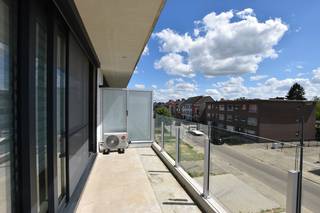 <strong>Prachtig nieuwbouwappartement te huur te Wommelgem</strong><br /><br />Het appartement is gelegen op de tweede verdieping van een kleinschalig gebouw. <br /><br />Via de inkomhal bereikt men de leefruimte met een mooie, verzorgde open keuken die volledig geïnstalleerd is met de nodige toestellen.<br />De leefruimte geeft tevens toegang tot het terras.<br /><br />Verder zijn er 2 slaapkamers (12 m²/9 m²) en een badkamer voorzien van inloopdouche, wastafel en handdoekverwarmer.<br /><br />Tevens is er een berging aanwezig en apart toilet.<br /><br />Tot slot is er nog een bovengrondse autostaanplaats in de prijs inbegrepen.<br /><br />Pluspunten:<br />* Lift <br />* Terras<br />* Bovengrondse autostaanplaats<br />* Gezellige open keuken<br />* Airco<br /><br /><strong>Heeft u interesse om dit appartement te huren? <br />Stel uzelf snel kandidaat via onze website www.vbvastgoed.be met de groene knop "Ik ben kandidaat".</strong>