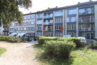 Vernieuwd appartement met garage in het centrum met zicht op het Gelmelenhof.  Inkomhal met toilet, woonkamer in L-vorm aan ingerichte keuken aan balkon, badkamer (lavabo in meubel en inloopdouche), 2 slaapkamers met toegang naar terras.  Achterliggende garage en privatieve kelderberging inbegrepen.  Gemeenschappelijke kosten: 65 Euro forfaitair.  