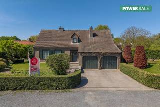 This beautiful villa in Leuzestraat 32 in Bellegem is exceptionally quiet, near Bellegembos. The street has an open, spacious character, so...