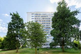 Locatie<br /><br />Op zoek naar een zonnig appartement op een rustige locatie, vlak bij het bruisende centrum van Hoboken en de stad? Dit appartement ligt in een straat met enkel bestemmingsverkeer en op wandelafstand van winkels, scholen, openbaar vervoer, groen en recreatie. Dankzij de nabijheid van de A12, E19, E17 en de Antwerpse Ring geniet u bovendien van een uitstekende bereikbaarheid.<br /><br />Beschrijving<br /><br />Dit lichtrijke appartement op de 5e verdieping van een verzorgd gebouw beschikt over een ruime inkomhal met vestiairekast. De woonkamer met parketvloer geeft uit op een zonnig terras. Aansluitend bevindt zich de keuken met berging en aansluitingen voor wasmachine en droogkast. Verder zijn er een badkamer met bad en dubbele wastafel, een apart toilet en twee ruime slaapkamers met parketvloer. Eén slaapkamer biedt toegang tot een tweede terras met uitzicht op de binnentuin. Het gebouw beschikt over een gemeenschappelijke fietsenberging en afvalruimte. Een ruime staanplaats voor twee stadswagens is optioneel aan te kopen voor €25.000.<br /><br />Belangrijkste troeven<br /><br />- Centrale ligging nabij alle voorzieningen<br />- Lichtrijke woonkamer<br />- Twee ruime slaapkamers<br />- Twee terrassen<br />- Parket in woon- en slaapkamers<br />- Ruime staanplaats (optioneel)<br />- EPC-label B (goed voor je portemonnee én milieu)<br />- Gemeenschappelijke fietsenberging.<br /><br />Verplichte vermeldingen<br />EPC: 106 kWh/m²/jaar – Label B;<br />P- & G-score: D & A;<br />Stedenbouw: Vg-Wg-Gmo-Gvkr-Gvv.