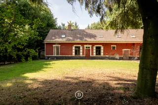 Deze charmante hoeve met bijgebouw ligt op een prachtig perceel van 4.121 m², op slechts 4 minuten van de oprit E403 en vlak bij het centrum...