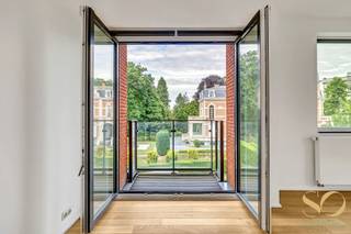 <p>In het hart van de gegeerde wijk Vogelzang, op 5 minuten wandelen van het Woluwepark en net achter het Collège Saint-Michel, ontvouwt dit weergaloze duplex PENTHOUSE van 210 m² (3 slaapkamers, 3 badkamers) zijn lichtrijke volumes over twee verdiepingen, verlengd met een terras van 54 m² met een open zicht. Gelegen in een kleinschalig gebouw met lift (2014), onderscheidt dit pand zich door de kwaliteit van de afwerking en de doordachte indeling.<br />Op de eerste verdieping geeft een inkomhal met vestiaire toegang tot een ruime doorlopende living/eetkamer, een super-uitgeruste open keuken, een aparte wasplaats, evenals twee slaapkamers met elk hun eigen aanpalende badkamer. De bovenverdieping biedt een prachtig bureau dat moeiteloos kan dienen als tweede salon, met rechtstreekse toegang tot het terras, aangevuld met de derde slaapkamer, eveneens voorzien van een eigen badkamer en een ruime dressing.<br />Het pand beschikt over een conforme elektrische installatie en een individuele gascondensatieketel. EPC-certificaat klasse C.<br /> Een grote kelder en twee parkeerplaatsen vervolledigen het geheel.<br />Gegarandeerde liefde op het eerste zicht.</p>