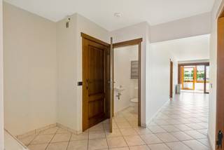 <p><strong>Ruim appartement (ca. 125m²) met 2 slaapkamers, kelderberging en zuid (overdekt) terras<br /><br />Algemeen:<br /></strong><span>- Instapklaar appartement op de 1</span><sup>e</sup><span> verdieping</span><br /><span>- LIFT AANWEZIG</span><br /><span>- Grote leefruimte met optimale lichtinval (ca. 41m²)</span><br /><span>- Volledig geïnstalleerde keuken (ca. 17m²)</span><br /><span>- 2 slaapkamers (ca. 11 en 16m²)</span><br /><span>- ZUID georiënteerd (overdekt) terras (ca. 9m²)</span><br /><span>- Badkamer met bad en douche (ca. 9m²)<br /></span><span>- Handige kelderberging op -1 </span><span>(ca. 5m²)</span><br /><span>- Gemeenschappelijke kosten: ca. 25,- euro/maand</span><br /><br /><strong>Onmiddellijke omgeving:<br /></strong><span>- Pal in het centrum van Hove</span><br /><span>- Zeer vlotte bereikbaarheid naar Antwerpen en Brussel (E19)</span><br /><span>- Scholen, winkels en openbaar vervoer op fiets- en wandelafstand</span><br /><span>- Nabij fiets-o-strade Antwerpen – Mechelen</span><br /><span>- Nabij treinstation Hove</span><br /><br /><strong>Technische kenmerken/renovaties:<br /></strong><span>- Elektrische verwarming via accumulatie</span><br /><span>- Videofoon</span><br /><br /><strong>Indeling:<br /></strong><span>- Inkomhal met apart toilet</span><br /><span>- Badkamer met toilet, bad, douche en 2 wastafels</span><br /><span>- Grote leefruimte</span><br /><span>- Gesloten keuken (volledig geïnstalleerd)</span><br /><span>- Grote berging (ca. 5m²) met voorzieningen WM/DK</span><br /><span>- 2 slaapkamers</span><br /><span>- Overdekt Z-terras</span></p>