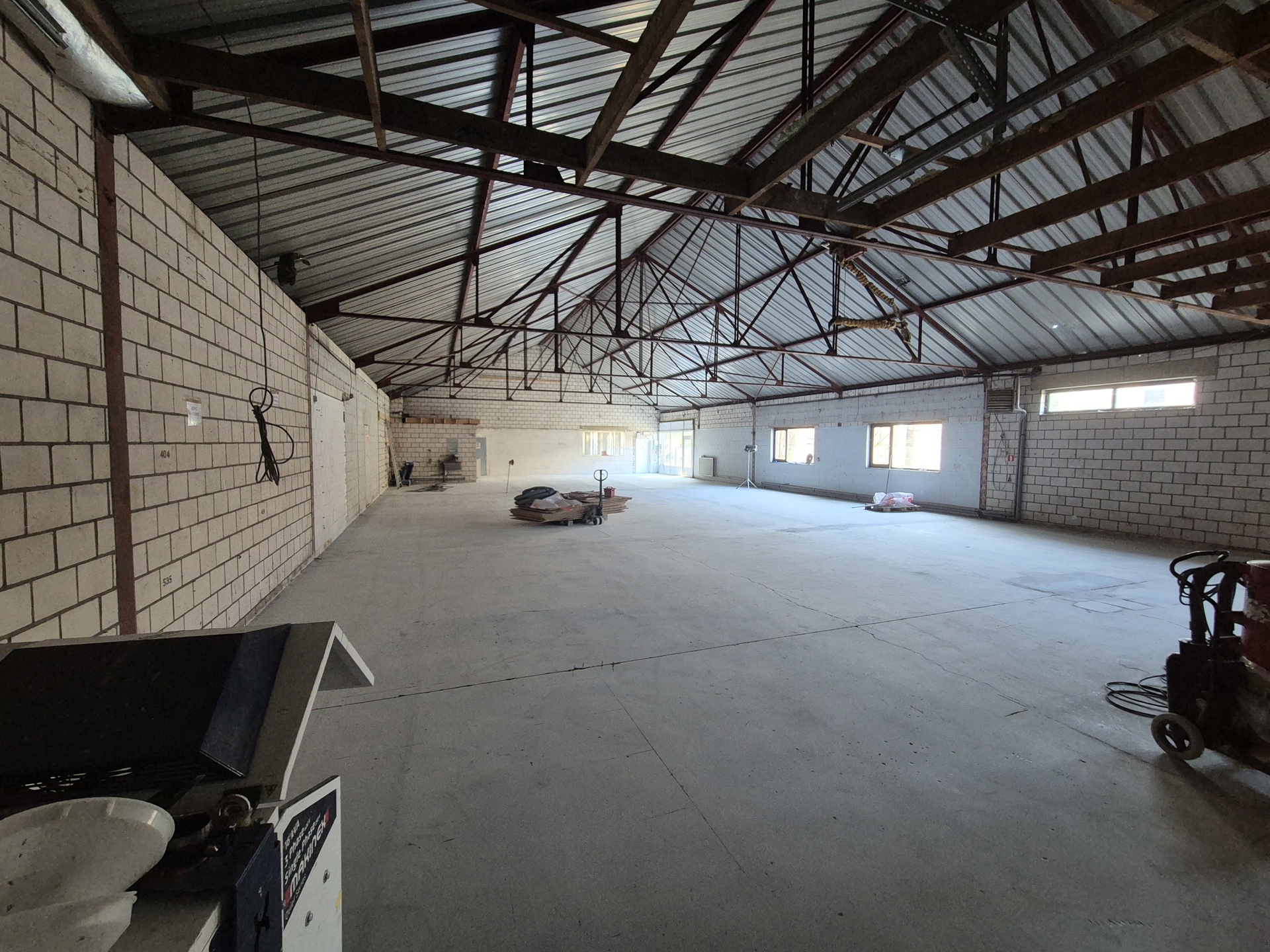 TE HUUR: magazijn/werkplaatsen van 615m² in Genk - foto 5