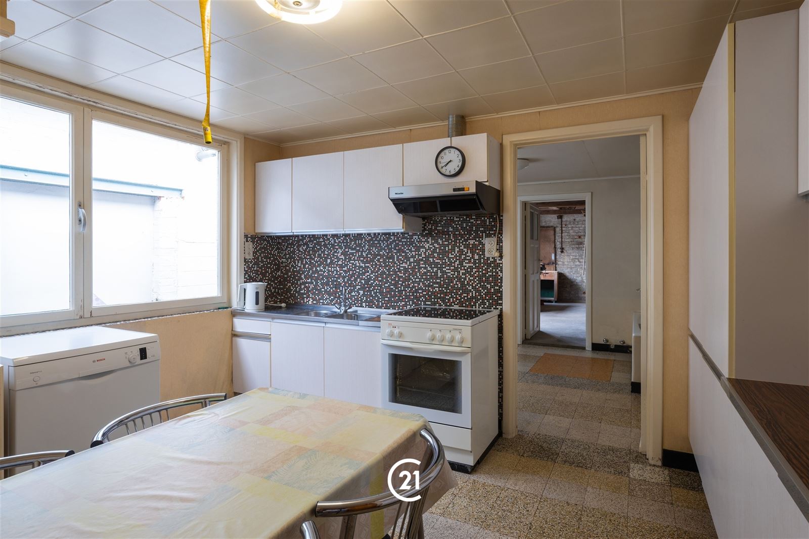Te renoveren woning met ruime garage in centrum Zottegem! - foto 4