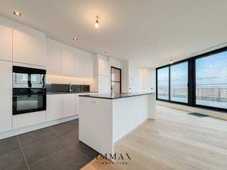 Deze gerenoveerde penthouse is gelegen op een interessante locatie in Sint-Andries vlakbij alle uitvalswegen, winkels, scholen, sportcentra.<br />Het instapklare dakappartement werd volledig vernieuwd (2024) met de modernste technieken en duurzame materialen.<br /><br />Indeling:<br />- inkomhal met vestiairekasten<br />- gastentoilet<br />- lichtrijke woonkamer (met sunscreens op de ramen) <br />- open keuken (volledig afgewerkt met inbouwtoestellen)<br />- 2x ruime slaapkamer met ingebouwde kasten met led-verlichting<br />- badkamer met inloopdouche - wastafel - toilet<br />- technische berging<br /><br />Optioneel: mogelijkheid tot aankoop ondergrondse parking of garagebox.<br /><br />Troeven:<br />- instapklare penthouse op topligging met uitzonderlijk groot panoramisch terras (67m²)<br />- moderne technieken | duurzame materialen | energiezuinig (zonnepanelen)<br />- afwerking met ingemaakte kasten met led-verlichting<br />- airconditioning<br />- keuze uit ondergrondse garagebox of staanplaats<br /><br />Voor verdere informatie of vrijblijvend bezoek contacteer Wout op 0475 96 59 38 of mail naar Wout@immax.be.