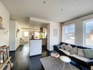 Dit mooi gelijkvloers appartement heeft een aangenaam zonneterras achteraan.<br />Er is een aparte inkomhall, toilet, leefruimte met zit en eethoek, ingerichte open keuken, badkamer met bad/douche en 2 kleinere slaapkamers.<br />Er hoort een garage bij dit appartement en rond het gebouw is voldoende parkeergelegenheid.<br />Het appartement is prima geschikt voor 1 à 2 personen.<br />Beschikbaar vanaf 01/12/2026