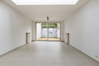 <p>Welcome to this charming home located in the heart of Deinze. This inviting family home offers three spacious bedrooms and a fresh, modern bathroom. The living spaces are bright and airy, thanks to large windows that let in plenty of natural light.</p><p>In the kitchen you will find all the necessary amenities to cook comfortably. Behind the home is a cozy urban garden with landscaped terrace, perfect for relaxing and outdoor meals in the sun.</p><p>The practical design makes this home a wonderful place to live. Located in a quiet and friendly neighborhood, close to stores, schools and public transportation, this home offers everything for a comfortable lifestyle.</p><p>Don't miss the opportunity to make this beautiful property your new home!</p>