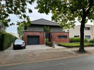 Centraal gelegen gemeubelde kantoorruimte met buitenruimte nabij Aalst. Deze kantoorruimte is gelegen in een straat met voldoende...