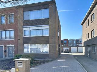 Dit goed onderhouden gelijkvloers appartement is gelegen in een kleinschalig en rustig gebouw met slechts drie entiteiten, wat zorgt voor...