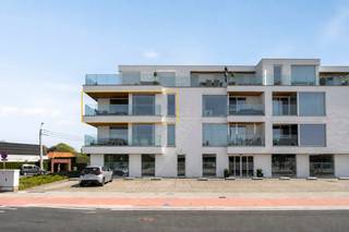 Prachtig hoekappartement te koop in Waregem, gelegen in de Franklin Rooseveltlaan 41. Met een ruime bewoonbare oppervlakte van maar liefst 115m², twee royale slaapkamers en twee terrassen (ca. 20 m²), biedt dit appartement een unieke combinatie van comfort, licht en ligging. Het appartement bevindt zich op de 2de verdieping en op wandelafstand van de bakker, de slager en de supermarkt. <br /><br />Dit recent appartement wordt verkocht door de eerste bewoners en werd doorheen de jaren perfect onderhouden. Gelegen op een ideale locatie, op slechts 7 minuten wandelen van het centrum van Waregem en op 2 minuten rijden naar de op- en afrit van de E17. <br />Dankzij de hoekligging geniet je hier van een uitzonderlijke lichtinval doorheen het volledige appartement. ’s Avonds is het heerlijk ontspannen op het terras met zicht op de ondergaande zon.<br /><br />Indeling: <br />ruime leefruimte met toegang tot het terras, een hoogwaardige leefkeuken met AEG-toestellen (inductiekookplaat, oven, microgolf, vaatwas en frigo), 2 volwaardige slaapkamers (waarvan 1 met terras), badkamer met dubbele lavabo en inloopdouche, ruime berging/wasplaats en gastentoilet. <br /><br />Troeven:<br />-Verkoop onder registratierechten<br />-Energiezuinig (EPC A)<br />-Elektriciteit conform<br />-Lichtarmaturen en gordijnen inbegrepen<br />-Ondergrondse kelderberging inbegrepen<br /><br />Bovengrondse en ondergrondse autostaanplaats met laadpaal samen €40.000 excl. kosten.<br /><br />Ben je op zoek naar een kwalitatief appartement met 2 volwaardige slaapkamers, ruim terras op een topligging in Waregem? Contacteer Marie via 0469 66 49 11 of mail naar marie@immomargaux.be voor meer info of een bezoek ter plaatse.
