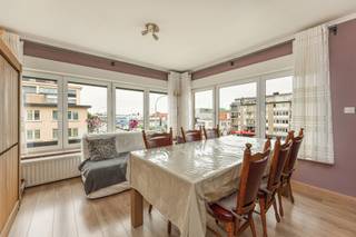 Instapklaar appartement - 3de etage met lift - 2 slaapkamers - terrasje - inclusief ruime kelder, gelegen in doodlopende straat, op wandelafstand openbaar vervoer, winkels en parkje. <br /><br />Indeling & plannen met afmetingen:https://360tool.immotools.be/sterckx/404/987/<br /><br />Beschrijving: <br />- appartement: inkomhall op laminaat, living met enkele grote raampartijen (hoekligging), keuken voorzien van kasten, electro (gaskookplaat, oven, koelkast en dampkap), enkele spoelbak & voorziening aansluiting wasmachine/droogkast, verder: 2 slaapkamers (10 & 16m2) 2de kamer met toegang tot terrasje (3m2) , verzorgde badkamer met ligbad met douchegordijn, toilet, enkele wastafel in meubel & volledig betegeld;<br />- maandelijkse lasten inclusief verwarming & water: € 334 : inhoud: water, verwarming (mazout), onderhoud lift & CV, onderhoud gang, blokpolis, syndicus. <br />- verder: ruime kelder. <br /><br />Technische info: :<br />- het gebouw dateert van 1967 en werd inmiddels gerenoveerd: het appartement afgelopen 15 jaar: keuken, badkamer, vloeren, ramen en deuren;<br />- dak: vernieuwd 2014 met isolatie : EPC D: zie attest op onze website;<br />- elektriciteit: niet conform : offerte conform maken + herkeuring conform attest: € 1320 <br />- asbestattest: geen asbest: details zie attest.