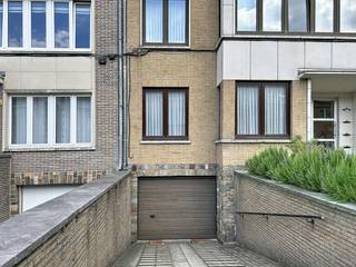 Garagebox te koop in Strombeek<br /><br />Goed gelegen en gemakkelijk toegankelijke garagebox in Strombeek, ideaal voor het veilig stallen van een wagen, motorfiets of als extra opslagruimte.<br /><br />Kenmerken:<br /><br />Vlotte bereikbaarheid<br />Droge en goed onderhouden garage<br />Geschikt voor kleine auto, motor of opslag<br />Veilige ligging<br />Onmiddellijk beschikbaar<br /><br />Gelegen op een gunstige locatie, dicht bij de invalswegen en de Ring rond Brussel.<br />Contacteer olivia.laporte@dewaele.com<br /><br />Bestuursmaatregelen in het maatregelenregister: nee