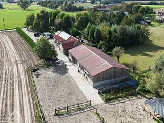 <p>Op zoek naar een ruime woning met karakter, veel buitenruimte én mogelijkheden voor paardenliefhebbers? Deze charmante eigendom in het landelijke Gottem combineert een royale woonoppervlakte met een bijzonder groot perceel en een vergunde stal van maar liefst 300 m². De woning werd tot in 2024 gerenoveerd en biedt onder meer een ruime leefruimte, eetkamer, keuken, bureau en vier volwaardige slaapkamers. Daarnaast beschikt de woning over een badkamer, drie toiletten en een terras van ca. 100 m².</p>
<p>Ook buiten is er volop ruimte. Het perceel omvat naast de woning een ruime tuin, een weiland en de grote vergunde paardenstal. Verder zijn er twee garages, maar liefst 12 parkeerplaatsen en tuinberging.</p>
<p>Een unieke eigendom voor wie wonen, ruimte en paardenliefhebberij wil combineren, op een rustige en landelijke locatie in Gottem.</p>
<p>Extra troeven:</p>
<ul>
<li>EPC C</li>
<li>Zonnepanelen</li>
<li>Airco</li>
<li>Alarm</li>
<li>regenwaterput 5000 L</li>
<li>rustige en groene omgeving</li>
<li>instapklaar</li>
<li>Optie pachtcontract voor 9 jaar aanliggende weide 1,2 hectare</li>
</ul>
<p>Deze woning is te koop ZONDER makelaar via het concept van Smart Houses. Wenst u verdere inlichtingen of een bezoek? Contacteer rechtstreeks de eigenaar via +32499910303</p>
<p><span> </span></p>