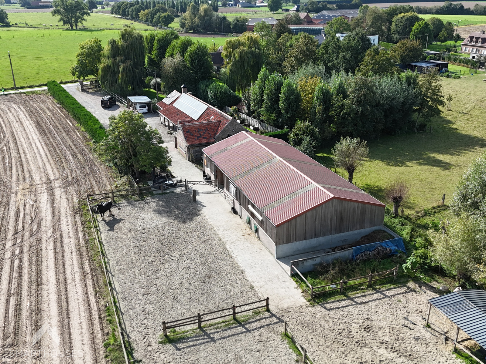 Landelijk gelegen woning met 4 slaapkamers en mooie stal - foto 1