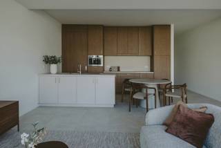 Dockx realiseerde in de landelijke omgeving van Testelt 18 energie zuinige service flats voorzien van alle wooncomfort met functies zoals handgrepen, noodoproepsystemen en rolstoeltoegankelijkheid.
De woningen zijn voorzien van één of twee slaapkamers, open leefkeuken, woonkamer en badkamer met inloopdouche. Deze hebben allen een bewoonbare oppervlakte tussen 72m² en 124m² en zijn voorzien van ruime terrassen tot wel 63m². Het volledige complex is voorzien van ondergrondse parkeerplaatsen en bergingen.
De gezellige ontmoetingsruimte is ontworpen om een warme en uitnodigende sfeer te creëren waar bewoners graag samenkomen en een gezellige babbel kunnen hebben.
De ruime assistentiewoningen hebben alle wooncomfort voor actieve senioren en zijn onmiddellijk beschikbaar.
- Locatie: Plaats-Vondel 21 te Testelt
- Centrale rustige ligging
- Oppervlaktes van 72m² tot 124m²
- Ruime terrassen (gemiddeld 30m²)
- Erkend door Agentschap Zorg&Gezondheid
- 12% BTW + vrijstelling OV voor 10 jaar
- Startprijzen excl. kosten vanaf €275.000,-
Hebben wij je interesse gewekt? Neem dan snel contact met ons op!
jolien@dockx.com
+32 14 37 75 73