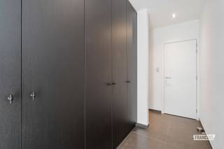 In de Veldstraat 23 te Watervliet bevindt zich deze recente woning uit 2020, waar hedendaags wooncomfort, een kwalitatieve afwerking en een uitstekende energieprestatie samenkomen. Dankzij de doordachte indeling, het gunstige EPC-label A en de rustige ligging is deze eigendom een uitstekende keuze voor zowel eigen bewoning als een zorgeloze investering.<br /><br />Bij het betreden van de woning komt u terecht in een verzorgde inkomhal met gastentoilet. Verder vindt u een lichtrijke leefruimte die naadloos aansluit op de open keuken. Deze is volledig uitgerust en biedt niet alleen alle hedendaagse comfort, maar ook bijzonder veel kastruimte en werkoppervlak. Op het gelijkvloers bevindt zich bovendien een stijlvolle badkamer, uitgerust met een dubbele wastafel en een comfortabele inloopdouche.<br /><br />De grote raampartijen zorgen voor een aangename verbinding met het buitengebeuren en geven uit op het aangelegde terras en de onderhoudsvriendelijke tuin. Achteraan beschikt u bovendien over een praktische tuinberging. Een bijkomende troef is de privatieve autostandplaats, gelegen in een parallelstraat achter de woning.<br /><br />Op de eerste verdieping bevinden zich twee bijzonder ruime en volwaardige slaapkamers. Daarnaast is er een praktische en ruime berging, die extra opbergruimte biedt en perfect kan dienen als was- of voorraadruimte.<br /><br />Ook op technisch vlak scoort deze woning uitstekend. Zo beschikt ze over een EPC-label A, vloerverwarming op het gelijkvloers, vier zonnepanelen en een regenwaterput van 5.000 liter. Dankzij de recente bouw geniet u bovendien nog jarenlang van een energiezuinige en onderhoudsvriendelijke woning.<br /><br />Deze eigendom vormt een ideale opportuniteit voor wie op zoek is naar een instapklare gezinswoning met hedendaags comfort, maar is eveneens bijzonder interessant als investering dankzij haar recente bouwjaar, lage energiekosten en uitstekende verhuurbaarheid.<br /><br />Een bezoek aan deze kwalitatieve woning wordt dan ook warm aanbevolen. Neem hiervoor gerust contact op met Louis Van Zele van Immo Francois Meetjesland.<br /><br />