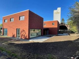 En cours d'achèvement et donc bientôt habitables : 2 belles maisons familiales avec terrasse et carport, spacieusement situées à proximité d'un...