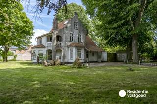 Welkom in de Ganzevijverstraat 2, een uitzonderlijk perceel van maar liefst 2.702 m², lokaal gekend als “het Wit Kasteeltje”. Een eigendom met een bijzonder karakter, waar ruimte, groen en rust samenkomen en dit op een uiterst centrale locatie in het hart van Torhout.<br /><br />Wat deze eigendom zo uniek maakt, is het rijke groene karakter. Het perceel wordt omringd door talrijke volwassen bomen, die zorgen voor een bijna sprookjesachtige sfeer en een bijzonder gevoel van privacy. Achter de groene omgeving schuilt een unieke kans om een eigendom naar eigen smaak te creëren.<br /><br />Het bestaande gebouw kan worden gesloopt, waardoor de mogelijkheid ontstaat om hier een nieuwe open bebouwing te realiseren. Denk bijvoorbeeld aan een lange, sfeervolle oprit die zich een weg baant tussen de volwassen bomen, met achteraan een prachtige woning die volledig opgaat in het groen. Een unieke woonomgeving waar rust en natuur centraal staan, zonder in te boeten aan bereikbaarheid.<br /><br />En net die ligging maakt deze eigendom bijzonder: wonen te midden van het groen, pal in het centrum van Torhout. Winkels, supermarkten, scholen, openbaar vervoer en tal van andere voorzieningen bevinden zich op korte afstand.<br /><br />Warm geworden van deze uitzonderlijke eigendom? Contacteer ons vandaag nog voor een bezoek of meer informatie!<br /><br />De vermelde prijs is een richtprijs, elk bod hoger of lager dan deze prijs wordt voorgelegd aan de eigenaar die zich het recht voorbehoudt om dit te aanvaarden of te weigeren