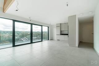 <p>INFOS &amp; VISITES - BUHLER LAURIE - +32477580060 - laurie.b@weinvest.be<br /><br />Aan de rand van Faux, waar Court-Saint-Étienne overgaat in het groene landschap, biedt dit gloednieuwe duplexappartement een prachtig, vrij uitzicht over het Brabantse platteland, zonder in te boeten aan de nabijheid van alle voorzieningen.</p>
<p>Op de eerste verdieping bevindt zich de lichtrijke leefruimte, die via grote schuiframen uitgeeft op een terras met zuidoostelijke oriëntatie. De volledig uitgeruste keuken sluit naadloos aan op de leefruimte. Deze verdieping beschikt verder over 3 slaapkamers, 2 doucheruimtes en een wasruimte die tevens dienstdoet als technische ruimte.</p>
<p>Op de bovenverdieping bevindt zich een duplexruimte van 70 m² die volledig naar eigen wens kan worden ingericht: als bureau of professionele werkruimte, ruime zithoek, speelkamer, master suite of een andere invulling naar keuze. Het appartement is volledig aangepast voor personen met beperkte mobiliteit (PBM) en beschikt over een lift die alle verdiepingen bedient, van de garage tot de bovenste verdieping.</p>
<p><b>Een woning die zich aanpast aan uw levensstijl, en niet omgekeerd.</b></p>
<p><b>Comfort en energieprestaties</b></p>
<p>Warmtepomp, fotovoltaïsche zonnepanelen, driedubbele beglazing voor optimale thermische en akoestische isolatie, ventilatiesysteem met dubbele luchtstroom en regenwaterput met hydrofoorgroep. Dankzij het <span><b>energielabel A++</b></span><span> blijven de energiekosten tot een minimum beperkt.</span></p>
<p><b>Ligging</b></p>
<p>Op slechts 200 meter van het treinstation, met een vlotte verbinding naar de N25, Louvain-la-Neuve, Brussel en het centrum van Court-Saint-Étienne. Scholen, winkels en een kinderdagverblijf bevinden zich in de nabije omgeving.</p>
<p><b>Prijs:</b><span> Bieden vanaf €465.000 excl. btw + 21% btw, hetzij €562.650 incl. btw.</span></p>
<p><b>Parkeerplaatsen (verplicht bij de aankoop):</b><span> 1 beveiligde overdekte garageplaats + 1 buitenstaanplaats: €25.000 excl. btw + 21% btw, hetzij €30.250 incl. btw.</span></p>
<p>Verkoop onder het btw-stelsel.</p>
<p>Beschikbaar bij het verlijden van de notariële akte.</p>