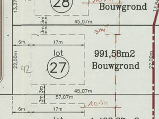 <p><span>In een uiterst rustige en residentiële villawijk, op het einde van een doodlopende straat, bevindt zich deze uitstekend gelegen bouwgrond voor een vrijstaande ééngezinswoning. </span><span>De centrale ligging biedt een ideale combinatie van rust en bereikbaarheid. Winkels, scholen en openbaar vervoer bevinden zich in de nabije omgeving en dankzij het veilige fietspad is de locatie bovendien bijzonder kindvriendelijk. Alle nutsvoorzieningen zijn aanwezig in de straat en er geldt geen bouwverplichting, zodat u zonder tijdsdruk uw bouwplannen kunt realiseren. </span></p>
<p><span>Volgens de geldende bouwvoorschriften kan op het perceel een vrijstaande ééngezinswoning worden opgericht met een maximale bebouwde oppervlakte van </span><strong><span>250 m²</span></strong><span>, inclusief eventuele vrijstaande bijgebouwen. De voortuin dient een bouwvrije strook van minimaal </span><strong><span>6 meter</span></strong><span> vanaf de rooilijn te behouden, terwijl de woning een maximale bouwdiepte van </span><strong><span>17 meter</span></strong><span> mag hebben en op minimaal </span><strong><span>3 meter</span></strong><span> van de zijdelingse perceelsgrenzen moet worden ingeplant. Achter de woning geldt een bouwvrije zone van </span><strong><span>10 meter</span></strong><span>. Een afzonderlijk bijgebouw mag maximaal </span><strong><span>75 m²</span></strong><span> groot zijn</span><span> en maakt deel uit van de maximale bebouwde oppervlakte. </span></p>
<p><span>Kortom, een unieke opportuniteit voor wie op zoek is naar een bouwperceel op een rustige, groene en centraal gelegen locatie, zonder bouwverplichting en met alle mogelijkheden om een droomwoning te realiseren.</span></p>