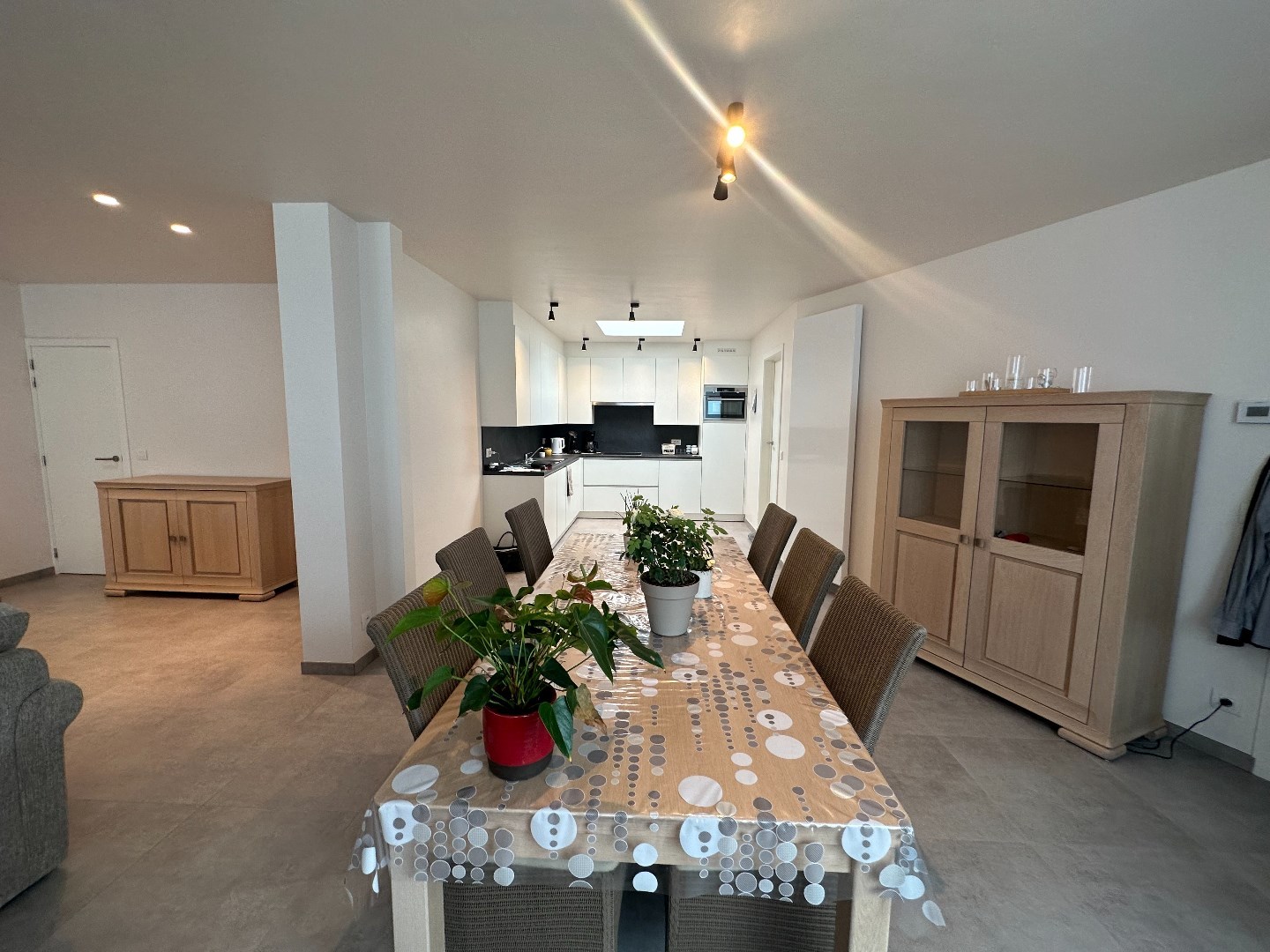 Verrassend ruime woning met 3 ruime slaapkamers en garage - foto 3