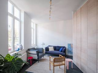 <strong>Lichtrijke en instapklare woning met 3 slaapkamers en stadskoer nabij Gent-Centrum</strong><br /><br /><em>Voor meer informatie, mail naar info@carloeggermont.be</em><br /><br />Deze <strong>instapklare woning</strong> ligt op een <strong>uitstekende locatie</strong> nabij het Rabot en AZ Sint-Lucas, op slechts <strong>vijf minuten fietsen van de Gentse binnenstad</strong>. Winkels, scholen en openbaar vervoer bevinden zich op wandelafstand.<br /><br />Met een <strong>EPC C-label</strong> en <strong>conforme elektrische keuring</strong> bevindt de woning zich in een <strong>uitstekende staat</strong>. Ze werd <strong>gerenoveerd</strong> en <strong>combineert een frisse uitstraling met hedendaags comfort.</strong><br /><br />Achter de brede gevel van 6,7 meter schuilt een<strong> ruime woning </strong>met <strong>hoge plafonds</strong> en een <strong>praktische indeling.</strong> Op het gelijkvloers vindt u een<strong> lichtrijke eetruimte en keuken</strong> met toegang tot de <strong>stadskoer</strong>, aangevuld met een <strong>ruime kelder</strong>. De eerste verdieping omvat een <strong>eerste slaapkamer</strong> en een ruime <strong>badkamer met ligbad en douche</strong>. Op de bovenverdieping is een <strong>tweede volwaardige slaapkamer </strong>en bijkomende plaats voor <strong>bureau of dressing</strong>. Onder de nok bevindt zich een <strong>3de slaapkamer.</strong><br /><br /><strong>Een mooie kans voor wie comfortabel en betaalbaar in de stad wil wonen, met alle voorzieningen binnen handbereik.</strong>