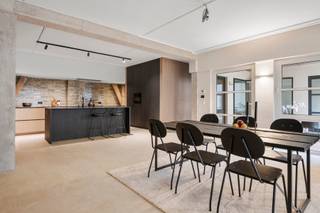 <div>
<div>
<div>
<p>Op de eerste verdieping van dit rustig gelegen gebouw met tuin kan u deze modernistische loft met een stijlvolle industriële uitstraling terugvinden. Zodra u binnenkomt, valt meteen op hoe licht en ruim de woning is, dankzij de grote raampartijen die zorgen voor een overvloed aan natuurlijk daglicht. Op maat gemaakte kasten en designdeuren versterken de verfijnde uitstraling van het geheel. De indeling is slim en praktisch ontworpen. Vanuit de inkomhal kom je in de ruime woonkamer met eetkamer en open keuken. Deze keuken is een echte eyecatcher, uitgerust met werkbladen van natuursteen, op maat gemaakte kasten in fineerhout en hoogwaardige AEG-toestellen. De ruime woonkamer en de masterbedroom worden stijlvol gescheiden door een imposante kastenwand, die zowel openheid als rust creëert. Vanuit de woonkamer heb je toegang tot beide terrassen, waardoor binnen- en buitenleven moeiteloos in elkaar overlopen. De masterbedroom biedt extra comfort met een eigen dressing en een ensuite badkamer, voorzien van een designbad, een elegant lavabomeubel, een praktische wasplaats met ingemaakte kasten en een apart toilet. De wasplaats heeft bovendien directe toegang tot de keuken, wat zorgt voor extra gebruiksgemak. Daarnaast is er een tweede slaapkamer, perfect geschikt als bureau. Aangrenzend bevindt zich de tweede badkamer, uitgerust met een inloopdouche, een strak lavabomeubel en een toilet. Deze loft biedt verder zicht op de aangelegde gemeenschappelijke tuin, wat zorgt voor wat groen in het midden van de stad. Tot slot is er de mogelijkheid om twee inpandige autostaanplaatsen aan te kopen voor 45.000 euro per stuk.<br /><br /><span>Gelegen in een rustige wijk te Antwerpen, op korte afstand van het bruisende stadscentrum en het hippe Eilandje. De locatie biedt de perfecte balans tussen stadsleven en rust, met winkels, cafés en restaurants in de nabije omgeving. Het centraal station is vlot bereikbaar, evenals belangrijke verkeerswegen. Ook parken en groenruimtes liggen dichtbij, ideaal voor ontspanning.</span></p>
</div>
</div>
</div>
<div>
<div></div>
</div>