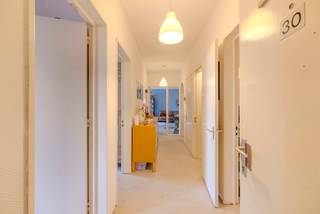 <p><strong>Appartement op toplocatie in Mol-centrum met zuidgericht terras en EPC-label C</strong></p>
<p>Op zoek naar een verzorgd appartement op een centrale ligging? Dit appartement op de derde verdieping bevindt zich in <strong>Mol-centrum</strong>, op wandelafstand van het station, winkels, horeca en andere voorzieningen. Dankzij de praktische indeling, recente vernieuwingen en het aangename terras is dit een ideale woonst voor starters, koppels, investeerders of wie graag centraal maar toch rustig woont.</p>
<p>Bij het binnenkomen kom je terecht in de <strong>inkomhal</strong>, voorzien van een <strong>apart toilet</strong>. Van hieruit wandel je verder naar de <strong>open leefruimte</strong>, waar het grote schuifraam zorgt voor veel natuurlijk licht en een mooi contact met het terras. Het aansluitende <strong>zuidgerichte terras</strong> biedt een aangenaam open zicht op groen, waardoor je hier verrassend privé kan genieten van de buitenruimte.</p>
<p>De <strong>eetkeuken werd volledig vernieuwd in 2020</strong> en is uitgerust met alle hedendaags comfort, waaronder een vaatwasser, keramische kookplaat, Amerikaanse koelkast, microgolfoven, oven en combi-stoomoven. Een praktische en stijlvolle keuken waar koken en gezellig tafelen perfect samengaan.</p>
<p>Verder beschikt het appartement over <strong>2 ruime slaapkamers</strong> en een aparte <strong>dressing</strong>, wat zorgt voor extra opbergcomfort. Doorheen het volledige appartement werd in 2020 <strong>steentapijt</strong> gelegd, wat het geheel een verzorgde en onderhoudsvriendelijke uitstraling geeft.</p>
<p>De badkamer biedt bovendien aansluiting voor <strong>wasmachine en droogkast</strong>. De ramen zijn uitgevoerd in <strong>PVC en dateren van 2014</strong>, wat bijdraagt aan het wooncomfort. Ondergronds is er nog een <strong>aparte berging</strong> aanwezig, ideaal voor extra opslagruimte.</p>
<p>Ook energetisch scoort dit appartement goed met een <strong>EPC-label C</strong>.</p>
<p><strong>Troeven van dit appartement</strong></p>
<ul>
<li>Centrale ligging in <strong>Mol-centrum</strong></li>
<li>Op wandelafstand van het <strong>station</strong></li>
<li>Gelegen op de <strong>derde verdieping</strong></li>
<li>Open leefruimte met groot schuifraam</li>
<li><strong>Zuidgericht terras</strong> met open zicht op groen</li>
<li>Volledig vernieuwde keuken van 2020</li>
<li>Twee ruime slaapkamers én dressing</li>
<li>Steentapijt doorheen het volledige appartement, geplaatst in 2020</li>
<li>PVC-ramen van 2014</li>
<li>Aparte ondergrondse berging</li>
<li>Goed EPC-label C</li>
</ul>
<p>Een verzorgd en instapklaar appartement op een uitstekende locatie, met alle comfort binnen handbereik.</p>
<p><strong>Voor de snelle beslissers!</strong></p>
