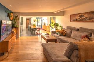 Deze ruime en instapklare rijwoning werd volledig gerenoveerd in 2022 en biedt alles wat u zoekt.Centraal gelegen nabij scholen, openbaar vervoer,...