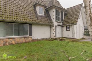 <p><span>Statige villa met uitzonderlijk potentieel op toplocatie in Berlare</span></p><p><span><br /></span></p><p><span>Ontdek deze karaktervolle te renoveren villa op een ruim perceel van maar liefst </span><span>1.551,68 m²</span><span>, met een indrukwekkende </span><span>straatbreedte van 39,42 meter</span><span>. Gelegen net buiten het centrum van </span><span>Berlare</span><span>, op wandelafstand van het prachtige </span><span>kasteelpark</span><span>, combineert deze eigendom rust, ruimte en een uitstekende bereikbaarheid.</span></p><p><span>Dankzij de royale bewoonbare oppervlakte biedt deze woning uitzonderlijk veel mogelijkheden: van comfortabel wonen tot wonen-werken of een rendabel investeringsproject.</span></p><p><span> </span></p><p><span>Indeling</span></p><p><span>Op het gelijkvloers verwelkomt een royale inkomhal met vestiaireruimte en gastentoilet u in de woning. Aansluitend vindt u een lichtrijke woonkamer en een aparte keuken met veranda, die bovendien mogelijkheden biedt tot uitbreiding. Verder zijn er een badkamer, bergruimte en een </span><span>inpandige garage</span><span>, die perfect kan worden geïntegreerd als extra leefruimte, bureau of praktijk voor een vrij beroep.</span></p><p><span>De eerste verdieping telt </span><span>vier volwaardige slaapkamers</span><span>, een extra bergruimte en een zolder, ideaal voor bijkomende opslag of verdere invulling.</span></p><p><span> </span></p><p><span>Buitenleven</span><span><br />De woning wordt omringd door een </span><span>grote, zonnige L-vormige tuin</span><span>, waar het heerlijk vertoeven is in alle privacy. Aan de rechterzijde van het perceel bevindt zich een </span><span>brede en lange oprit</span><span>, wat extra comfort en parkeermogelijkheden biedt.</span></p><p><span> </span></p><p><span>Unieke extra troef</span><span><br />Het perceel is opgedeeld volgens een </span><span>PV-opmetingsplan</span><span>:</span></p><ul><li><span>Lot 1</span><span>: 792,25 m² – met de bestaande woning</span></li><li><span>Lot 2</span><span>: 759,43 m² – geschikt voor de realisatie van een </span><span>extra vrijstaande woning </span><span>of kan als tuin worden gebruikt met een tuinkamer, mits naleving van de geldende voorschriften. Via lot 2 kan tevens een tweede toegang gerealiseerd worden. </span></li></ul><p><span> </span></p><p><span>Dit maakt deze eigendom bijzonder interessant voor wie wil bouwen, investeren of combineren. Meer informatie hierover is verkrijgbaar via ons kantoor.</span></p><p><span> </span></p><p><span>Bij </span><span>Immo Twins</span><span> begeleiden wij u graag, samen met onze betrouwbare partners </span><span>Freca</span><span>, door het volledige renovatietraject: van een eerste vrijblijvende offerte tot de uiteindelijke oplevering. </span><span>Samen bouwen we aan uw toekomst!</span></p><p><span> </span></p><p><span>Een echte </span><span>buitenkans</span><span> die snel ontdekt zal worden. </span><span>📞</span><span> </span><span>Interesse?</span><span> Plan vandaag nog uw bezoek! </span><span></span></p><p><span>Contact</span></p><p><span>Immo Twins – 052 55 55 55 – <span>info@immotwins.be</span></span><span><br />Stefaan – 0473 46 88 77 – <span>stefaan@immotwins.be</span></span></p><p><span> </span></p><p><span> </span></p>