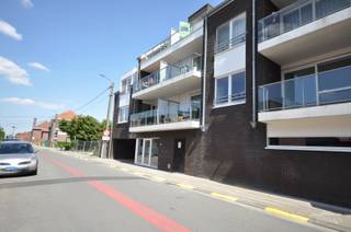 <br />Interesse? Contacteer Immo Roman, gsm 0472 35 92 86.<br />Dit appartement bestaat uit een ruime leefruimte met open geïnstalleerde keuken (koelkast, oven, dampkap, elektrische kookplaat), badkamer met douche en wastafel, 2 slaapkamers, berging, toilet, ruim privé terras en 2 autostaanplaatsen.<br />Dit appartement is gelegen in het centrum van Avelgem, in de nabijheid van scholen, winkels, wekelijkse markt, openbaar vervoer.<br />Gemeenschappelijke kosten: 70 euro/maand.<br />Vrij vanaf heden.<br />Interesse? Contacteer Immo Roman gsm: 0472 35 92 86.