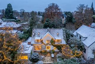 VALIMMAS verkoopt deze riante (± 600m² bebouwd !) en uniek gelegen doktersvilla met praktijkruimte, garage en een grote zuidgeoriënteerde tuin van...