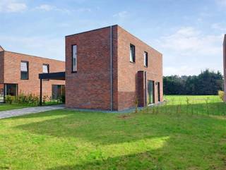 <p><span>Deze moderne nieuwbouwwoning is gerealiseerd aan de Leliestraat 23, een rustige doodlopende zijstraat van de Breden Els, nabij het centrum van Balen. Snelle verbinding naar Mol en Lommel.</span></p><p><span>De woning is momenteel bewoond, en is beschikbaar vanaf december 2026.</span></p><p><span>De woning heeft een ruime, lichte woonkamer met open keuken. </span></p><p><span>De leefruimte heeft dadelijk contact met de tuin. </span></p><p><span>Boven drie slaapkamers, bureauruimte en een badkamer met ligbad en douche.</span></p><p><span>Het perceel is ruim, 7 are 20 ca in open bebouwing. De woning is voorzien van zonnepanelen. EPC - 11 A+ woning</span></p><p><span>Voor een bezoek, bel voor een afspraak op 0475 811 815</span></p><p><span> </span></p>