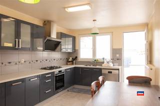 <p><span>HOBOKEN | RUIME GEZINSWONING MET VIER TOT VIJF SLAAPKAMERS EN TUIN OP EEN TOTALE GRONDOPPERVLAKTE VAN 150m² | EPC C |</span></p><p><span>Indeling als volgt : gelijkvloers : inkomhal - woonkamer - woonkamer 2 - badkamer met inloopdouche, dubbele lavabo en toilet - ruime, geïnstalleerde keuken - overloop - toilet - tuin met tuinhuis. </span></p><p><span>Eerste verdieping: traphal - twee slaapkamers. Tweede verdieping: traphal - twee slaapkamers. </span></p><p><span>Zolder onder het zadeldak (geïsoleerd).</span></p><p><span>De woning is zeer gunstig gelegen in de nabijheid van openbaar vervoer, scholen en winkels.</span></p><p><span>Ramen PVC dubbel glas.</span></p><p><span>Verwarming op gas (condensatieketel).</span></p>