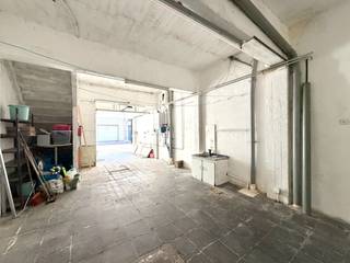 Gelegen op een goede en vlotte locatie in Oostende, bevindt zich deze charmante woning met ruime garage en veel mogelijkheden. <br /><br />Indeling:<br />Gelijkvloers: Een grote garage van 60 m² met sectionale poort – ideaal voor wagens, fietsen, hobby’s of extra opslag.<br />Eerste verdieping: Een lichtrijke leefruimte met aansluitend een recente, volledig uitgeruste keuken.<br />Tweede verdieping: Een zeer ruime badkamer met bad, douche en toilet, een grote slaapkamer en een extra kamer die perfect dienst kan doen als kinderkamer of berging.<br />Zolder: Bereikbaar via een vaste trap, met mogelijkheid om twee extra slaapkamers te creëren.<br /><br />Troeven:<br />EPC-label D<br />Zeer recente verwarmingsketel<br />Goede ligging nabij winkels, openbaar vervoer en invalswegen<br />Ruime garage van 60 m²<br />Veel uitbreidingsmogelijkheden op de zolderverdieping<br /><br />De woning is structureel in goede staat en vraagt enkel een lichte opfrissing om ze helemaal naar eigen smaak af te werken. Een mooie kans voor wie op zoek is naar een betaalbare woning met potentieel in een aantrekkelijke buurt van Oostende.