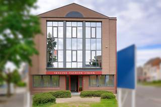 Ontdek deze stevig gebouwde, moderne handelsruimte van maar liefst 189 m², ideaal gelegen in het centrum van Strombeek-Bever. Dankzij de uitstekende ligging geniet je van een vlotte bereikbaarheid via de nabijgelegen autostrades en de Trade Mart, wat zorgt voor een constante stroom aan potentiële klanten en bezoekers.De ruimte bestaat uit een grote showroom met veel lichtinval – perfect voor winkel-, toonzaal- of kantooractiviteiten. Daarnaast is er ook een ingerichte keuken en aparte toiletvoorziening, wat het comfort voor personeel en klanten ten goede komt.Extra troef: een privatieve staanplaats is inbegrepen.Kortom, een moderne, instapklare handelsruimte op toplocatie met alle nodige voorzieningen!