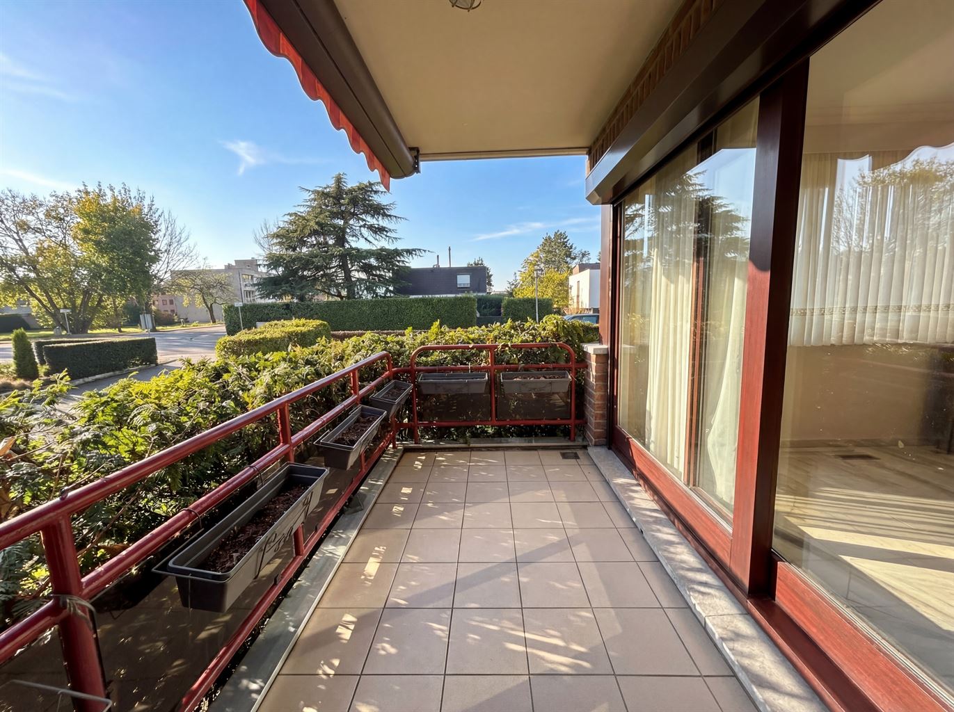 Zeer ruim gelijkvloers appartement voorzien van 2 (+1) slaapkamers, terrassen en afgesloten garagebox, gelegen nabij het centrum van Maaseik. - foto 4