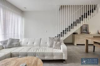 Square Estate vous présente ce superbe appartement duplex situé dans une copropriété récente. L'appartement se compose comme suit: un hall d'entrée...