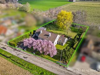 Deze villa met tijdloze architectuur bevindt zich in een rustige en landelijke omgeving te Escanaffles, vlak aan de taalgrens. De woning geniet...