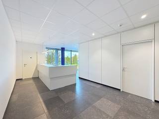 Op slechts 500 meter van de autosnelwegafrit bevindt zich deze uitzonderlijke kantoorruimte van 380 m², gelegen op de eerste verdieping van een modern en representatief gebouw.<br />Een unieke werkplek waar architecturale verfijning, functioneel design en optimale bereikbaarheid samenkomen.<br /><br /><u><strong>INDELING:</strong></u>
<ul>
<li>Ruime inkomhal met onthaalbalie/receptie</li>
<li>Drie afzonderlijke kantoren met glazen wanden</li>
<li>Eén ruim landschapsbureel </li>
<li>Twee volledig uitgeruste vergaderzalen</li>
<li>Sanitaire ruimtes voor dames en heren</li>
<li>Een eetplaats met kitchenette</li>
<li>Rollende archiefkasten, praktische bergingen en een afzonderlijk serverlokaal</li>
</ul>
<br /><u><strong>PARKEREN en FACILITEITEN:</strong></u><br />Het gebouw beschikt over <strong>een ruime gemeenschappelijke parking</strong> op het terrein, uitgerust <strong>met vijf laadpalen voor elektrische voertuigen</strong> — een praktische en duurzame troef voor de toekomst.<br /><br /><u><strong>AFWERKING:</strong></u>
<ul>
<li><strong>Vloer: </strong>keramische tegelvloer in natuursteenlook – onderhoudsvriendelijk en stijlvol.</li>
<li><strong>Muren: </strong>gepleisterd en geschilderd, deels voorzien van functionele opbergwanden en archiefkasten.</li>
<li><strong>Plafond: </strong>verlaagd systeemplafond met geïntegreerde LED-verlichting en akoestische panelen, wat zorgt voor een egale lichtverdeling en akoestisch comfort.</li>
<li><strong>Ramen & schrijnwerk</strong>: grote glaspartijen met aluminium schrijnwerk, deels voorzien van zonnewering voor een aangenaam binnenklimaat.</li>
<li><strong>Binneninrichting</strong>: combinatie van open werkzones en afzonderlijke kantoren of vergaderruimtes, afgescheiden door glazen wanden.</li>
</ul>
<br /><u><strong>TROEVEN:</strong></u>
<ul>
<li>Moderne, representatieve uitstraling</li>
<li>Volledig instapklaar</li>
<li><strong>Airco en lift aanwezig</strong></li>
<li>Veel licht en open gevoel dankzij glaspartijen</li>
<li>Voldoende opbergmogelijkheden (archiefkasten)</li>
<li>Strategische ligging nabij autosnelweg</li>
<li>Ruime parking met laadfaciliteiten</li>
</ul>
<br /><u><strong>LIGGING en BEREIKBAARHEID: </strong></u><br />Deze kantoorruimte geniet een uitstekende zichtbaarheid vanaf de hoofdweg en bevindt zich op <strong>slechts 500 meter van de autosnelwegafrit</strong>, wat zorgt voor een vlotte verbinding met omliggende steden en industrieterreinen.<br /><br />Deze kantoorruimte is meer dan een werkplek — het is een visitekaartje.<br />Een omgeving die klasse, comfort en professionaliteit uitstraalt, ideaal voor ondernemingen die op zoek zijn naar een prestigieuze uitvalsbasis met een moderne uitstraling.<br /><br /><u>* Bijzonderheden:</u><br />- Onze referentie op <strong>www.centro.be</strong>: <strong>O0141</strong> of contacteer ons via <strong>050700102</strong>.<br /><br /><strong>CENTRO | BEDRIJFSVASTGOED </strong>is reeds 25 jaar gespecialiseerd in de bemiddeling van commercieel- en bedrijfsvastgoed in West- en Oost Vlaanderen.<br />Wilt u ook weten hoeveel uw bedrijfsgebouw waard is?<br />Contacteer ons vrijblijvend voor een marktconforme waardebepaling van uw pand