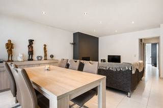 <p><span>Bent u op zoek naar een instapklaar gelijkvloers appartement op een vlot bereikbare locatie? Dan is dit verzorgde appartement in Kontich-Kazerne zeker een bezoek waard. Dankzij de ligging nabij het station van Kontich-Lint, winkels, openbaar vervoer en belangrijke invalswegen geniet u hier van een uitstekende bereikbaarheid. Bovendien zorgen het gunstige EPC-label C, de conforme elektrische keuring en het asbestvrije attest voor een zorgeloze aankoop, zowel voor eigen bewoning als voor wie op zoek is naar een interessante investering.</span></p><p><span>Bij het binnenkomen wordt u verwelkomd in een open inkomruimte met plaats voor een vestiairekast, die naadloos overgaat in de gezellige leefruimte met open keuken. De keuken is voorzien van alle hedendaags comfort en vormt samen met de woonkamer een aangename, lichtrijke leefomgeving. Als extra sfeertoets werd een stijlvolle gaskachel geïntegreerd in de woonkamer, naast de centrale verwarming op aardgas.</span></p><p><span>Via de nachthal bereiken we een praktische berging, een apart gastentoilet, een verzorgde badkamer met inloopdouche en twee volwaardige slaapkamers. Vanuit de tweede slaapkamer heeft u via een schuifraam rechtstreeks toegang tot de gemeenschappelijke, fraai onderhouden tuin. Hier werd recent een nieuw, afgesloten paviljoen geplaatst dat dienst doet als veilige fietsenstalling.</span></p><p><span>Ook aan praktische opbergruimte werd gedacht: bij het appartement hoort een private kelderberging, ideaal voor extra stockage.</span></p><p><span>De aluminium ramen met HR-beglazing werden ongeveer twaalf jaar geleden vernieuwd en zijn allemaal uitgerust met rolluiken, wat bijdraagt aan het wooncomfort en de energiezuinigheid.</span></p><p><span>Kortom, een instapklaar en goed onderhouden gelijkvloers appartement met twee slaapkamers, een aangename tuinomgeving en een uitstekende ligging in Kontich-Kazerne.</span></p>