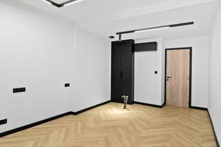 Op een uitstekende locatie te Mechelen centrum bevindt zich dit handelspand met verschillende mogelijkheden. U geniet van een schitterende visibiliteit en bereikbaarheid in deze winkelstraat in het centrum van Mechelen, vlakbij winkels, eet-en drankgelegenheden en het openbaar vervoer.<br /><br />Op dit handelsgelijkvloers beschikt u over een handelsruimte die verschillende mogelijkheden biedt zoals een barbershop, praktijkruimte,...  Daarnaast geniet u van een keuken en badkamer uitgerust met douche, lavabo en toilet. Achteraan bevindt zich nog een opbergruimte. Ten slotte beschikt het pand achteraan nog over een koer. Er is voldoende parkeergelegenheid voor de deur.<br />Gemeenschappelijke lasten bedragen €50 per maand.<br /><br /><br />Dit is een uitstekende opportuniteit als u op zoek bent naar een interessant handelspand op een toplocatie in Mechelen. Contacteer ons voor meer informatie op 0468/25.68.03 of neem een kijkje op www.boonstravastgoed.be . <br /><br />Bijzonderheden:<br />- Mechelen centrum<br />- Uitstekende visibiliteit<br />- Voldoende parkeergelegenheid voor de deur