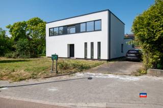 LA MAISON EST COMPOSÉE DE QUATRE CHAMBRES, DEUX SALLES DE BAINS, UN BEAU JARDIN ET UN GARAGEVous entrez dans cette maison à la finition casco par le...