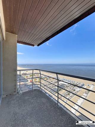 <p>Op de Zeedijk in Blankenberge bevindt zich deze studio van 42 m² op de bovenste verdieping van de residentie Holiday Suites, met een prachtig panoramisch zicht over de dijk, het strand en de zee. Er is geen verplichting tot samenwerking met het hotel, waardoor u volledige vrijheid heeft om het appartement te gebruiken als tweede verblijf of zelf te verhuren.</p><p>Via de lift bereikt u de 12de verdieping. U komt binnen in de inkomhal met links de badkamer, uitgerust met douche, toilet en lavabo. Aansluitend bevindt zich de lichtrijke leefruimte met indrukwekkend zeezicht.</p><p>De studio beschikt over een aparte, afgesloten slaapruimte waar plaats is voor een stapelbed. In de leefruimte zijn aansluitingen voorzien voor een keuken en is er voldoende ruimte voor een zithoek en dubbel bed.</p><p>De ligging is een absolute troef: op de Zeedijk, vlakbij winkels, horeca en ontspanning.</p><p><strong>Troeven:</strong></p><ul><li>Frontaal zeezicht vanop de 12de verdieping</li><li>Vrij gebruik: tweede verblijf of eigen verhuur</li><li>Aparte slaapruimte</li><li>Topligging aan zee</li></ul><p>Een interessante opportuniteit voor wie wil genieten van de kust of investeren in een sterk verhuurgebied. Neem gerust contact op voor meer info of een bezoek.</p>