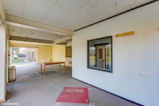 RUIM HANDELSPAND (SHOWROOM/BUREAU EN ZEER GROOT MAGAZIJN) MET VEEL MOGELIJKHEDEN TE BILZEN<br /><br />*** Bekijkt U dit handelspand via een aanverwante website? Surf dan naar https://matisimmo.be/nl/aanbod/4339759/handelspand-te-koop-in-3740-bilzen-hoeselt en klik op volgende link voor het INTERACTIEF GRONDPLAN: https://grondplan.matisimmo.be/grondplan/?map=BilzenSchoolstraat36 ***<br /><br />Dit ruim handelspand is gelegen in Schoonbeek, een deelgemeente van Bilzen, op slechts 10 minuten rijden van het gezellige stadscentrum. Het pand is omgeven door diverse faciliteiten waarbij veel passage is (denk hierbij aan sporthal, dokter, bakker, eetgelegenheden, ...), hierdoor geniet men van een goede visibiliteit. Omliggende steden en de op- en afritten zijn vlot bereikbaar wat zeker een groot pluspunt is.<br /><br />Het pand is functioneel ingedeeld met aan de voorzijde een aantrekkelijke ruimte die perfect kan dienen als showroom of kantoorruimte. Verder zijn er momenteel 2 bureauruimtes, een praktische keukenhoek en apart toilet. Aan de achterzijde bevindt zich een zeer ruim magazijn, ideaal voor opslag of diverse professionele activiteiten. Een groot pluspunt hierbij is dat aan de achterzijde een hoge sectionale poort voorzien is waardoor laden en lossen vlot en efficiënt kan verlopen.<br /><br />De gelijkvloerse verdieping beschikt over een totale oppervlakte van ca. 255 m² en biedt tal van mogelijkheden afhankelijk van de invulling van uw zaak.<br /><br />Daarnaast is er een ruime kelderverdieping aanwezig van ca. 137 m², die bijkomende opslagruimte voorziet.<br /><br />Tot slot beschikt het handelspand over parkeerplaatsen aan de voorzijde van het gebouw en een garagebox aan de achterzijde die bij aan te kopen is.<br /><br />Wilt u graag dit handelspand bezichtigen en de mogelijkheden zelf bekijken? Neem dan vrijblijvend contact op met ons kantoor via 089/44.00.00 of info@matisimmo.be<br /><br />De vermelde woonoppervlakte is steeds de bruikbare vloeroppervlakte overgenomen uit het EPC-verslag.<br /><br />Bestuursmaatregelen in het maatregelenregister: nee<br /> 